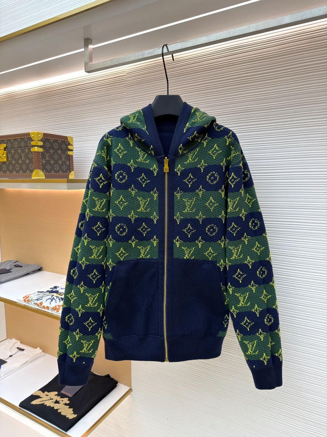 LOUIS VUITTON double-sided cotton-wool blended knitted hoodie ●Original version: Purchased and developed for 27999 ●Item number: 1681379-C50 ●Fabric: cotton fabric ●Technology: knitted jacquard production ●Color: blue-green ●Version: fitted version ●Weight: about 1415 grams ●Size: S-M-L-XL ●Description: Made of cotton-blend knitted fabric, one side is fully printed with the brand's classic Monogram pattern, with green and blue contrasting colors and jacquard craftsmanship, which makes the brand recognizable; the other side is mainly navy blue, with brand letters embroidered on the chest, which is simple and elegant; the hooded design is casual and casual, and can be worn in two ways to unlock various styles to meet the needs of different dressing scenes; the overall version is loose and comfortable, and is tolerant, making it easy to create a trendy and high-end sense. This jacket adopts a double-sided design. One side is mainly navy blue with fluorescent green brand letter jacquard, and the other side is a full-length LV classic logo jacquard spliced ​​with navy blue and green stripes, presenting a diverse style. It has a hooded design and a brand-customized gold zipper, which makes it luxurious and easy to put on and take off. In the weaving process, precision jacquard knitting technology is used. The pattern texture on the front and back sides is clear and three-dimensional, and the yarn is woven tightly and evenly, ensuring that the fabric is soft, skin-friendly and has a good crisp feel. The double front chest pocket design is both practical and beautiful. From jacquard weaving to zipper material selection, every process reflects the brand's strict requirements for craftsmanship. It combines double-sided wear creativity with high-end knitting technology to present a luxurious item with both fashionable recognition and wearable texture. The overall wiring is straight and delicate, the fabric is comfortable and soft, and the color is consistent without color difference. It can be matched with the same style to create a fashionable look and control various occasions. Customized accessories, complete with three standards, same style for men and women!